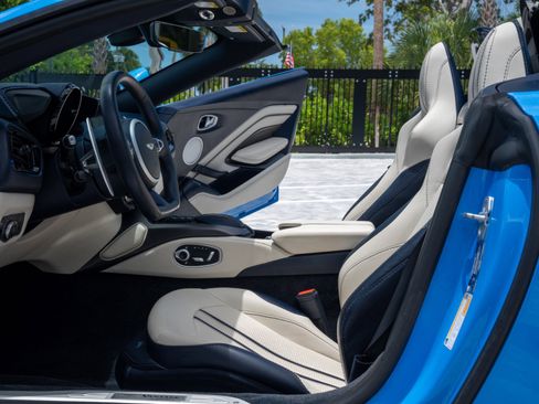 Used 2021 Aston Martin V8 Vantage Roadster RWD image 19