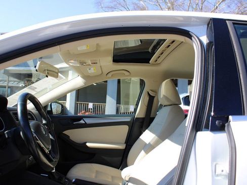 Used 2017 Volkswagen Jetta SE image 11