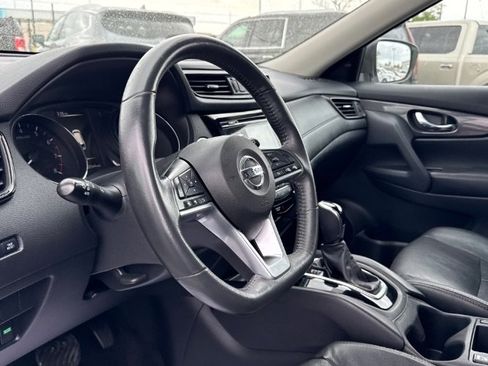 Used 2017 Nissan Rogue SV FWD image 17