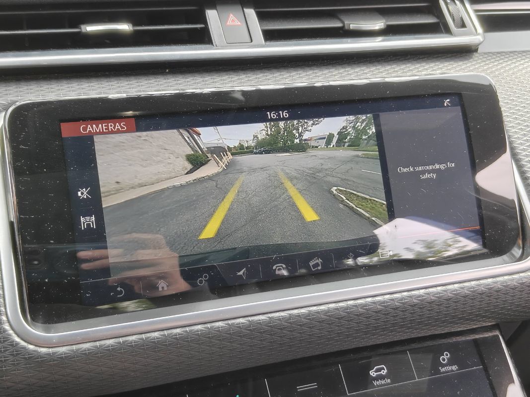 Used 2018 Land Rover Range Rover Velar R-Dynamic SE AWD/4WD image 12