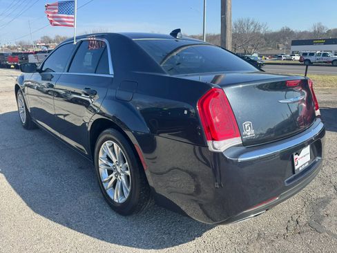 Used 2018 Chrysler 300 Touring w/ Driver Convenience Group image 6