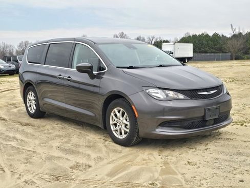Used 2023 Chrysler Voyager LX image 5