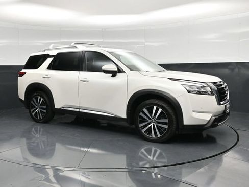 Used 2024 Nissan Pathfinder Platinum w/ Cargo Package AWD/4WD image 3