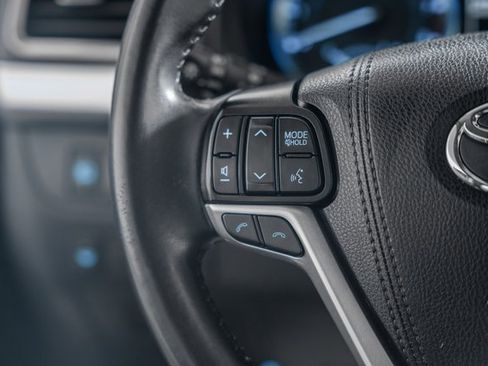 Used 2019 Toyota Highlander SE image 32