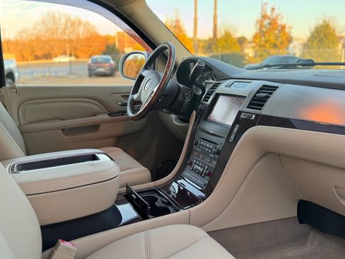 Used 2014 Cadillac Escalade ESV Luxury image 29