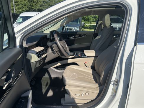 Used 2023 Lincoln Nautilus Reserve AWD/4WD image 9