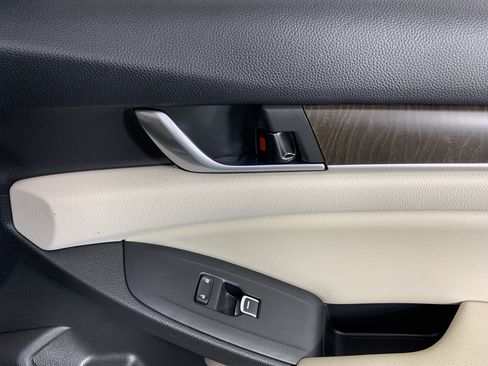 Used 2018 Honda Accord EX image 39