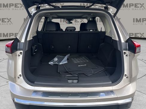 Used 2025 Nissan Rogue Platinum FWD image 32