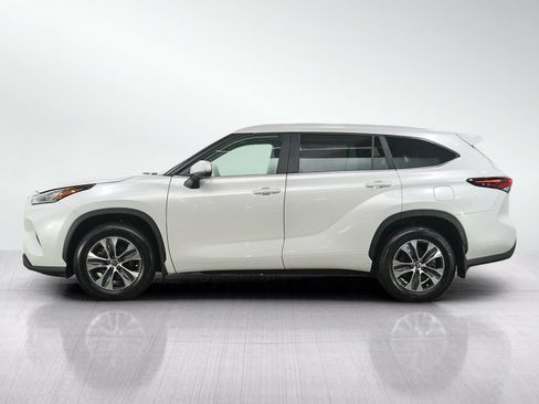 Used 2024 Toyota Highlander XLE AWD/4WD image 2