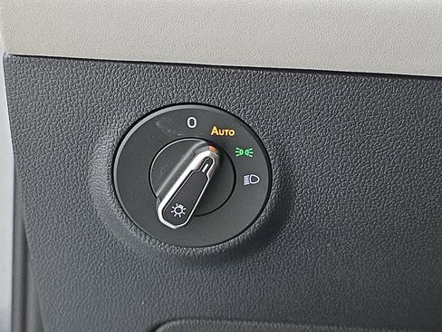 Used 2025 Volkswagen Taos SE image 25