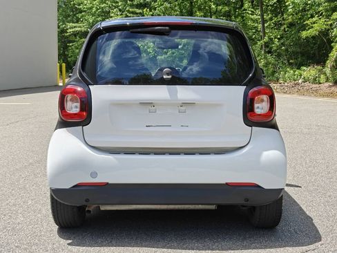 Used 2016 smart fortwo passion RWD image 5