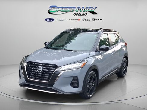 Used 2023 Nissan Kicks SR w/ SR Premium Package FWD image 3