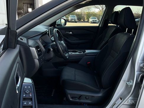 Used 2025 Nissan Rogue SV image 10