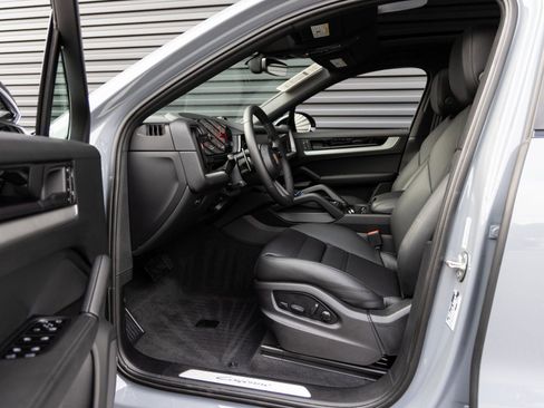 Certified 2026 Porsche Cayenne Base image 24