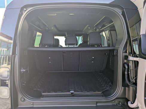 New 2026 Land Rover Defender 110 X-Dynamic SE image 15