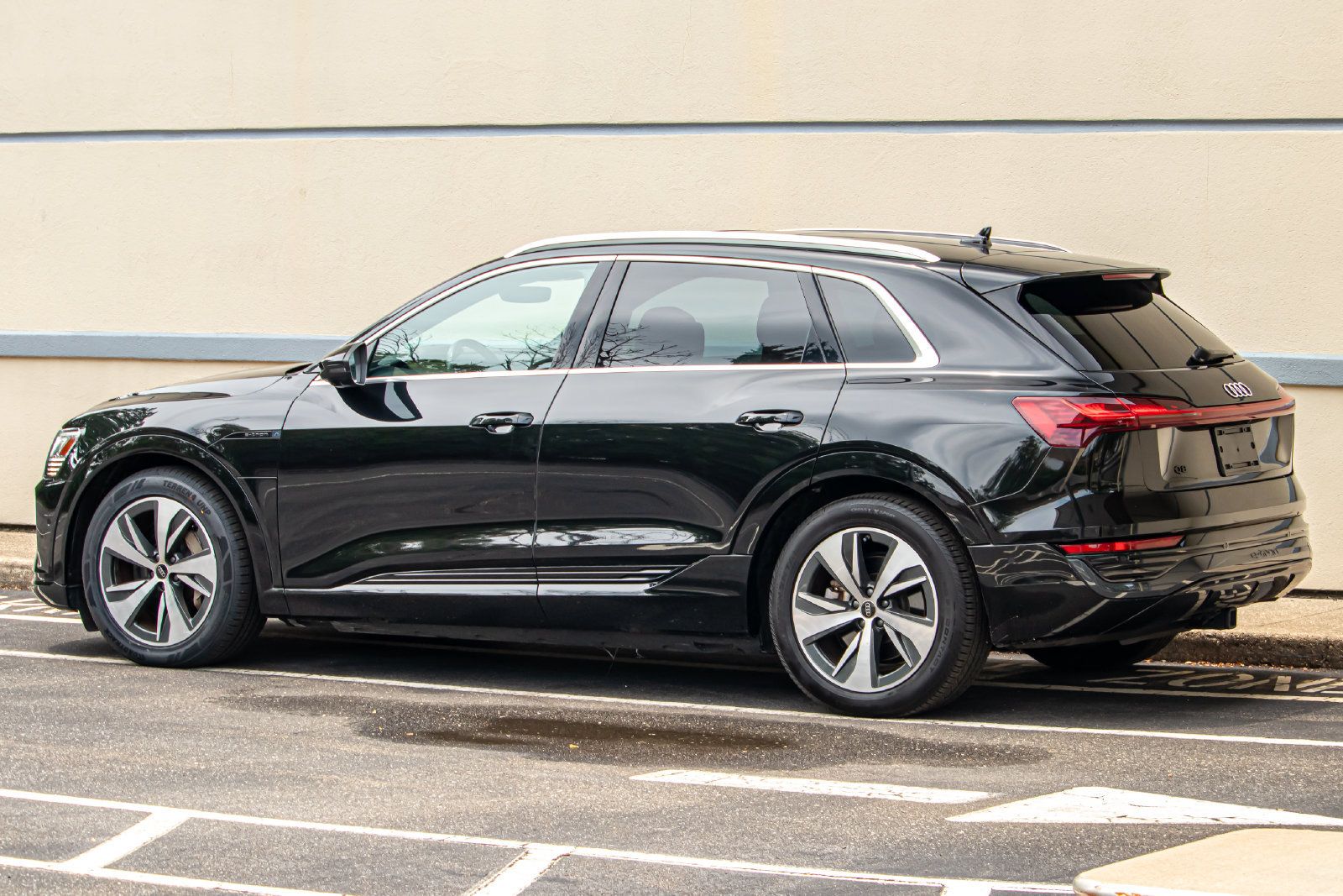 Used 2024 Audi Q8 e-tron Premium Plus w/ Premium Plus Package AWD/4WD image 7