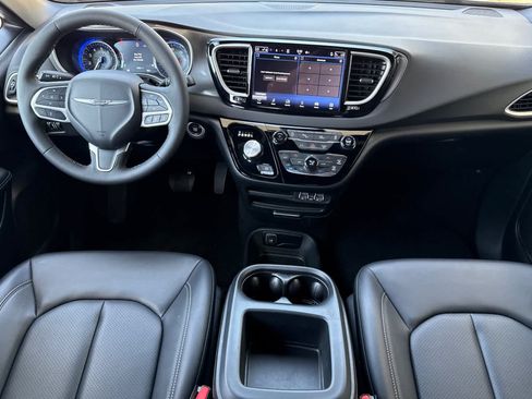 Used 2025 Chrysler Pacifica Select FWD image 14