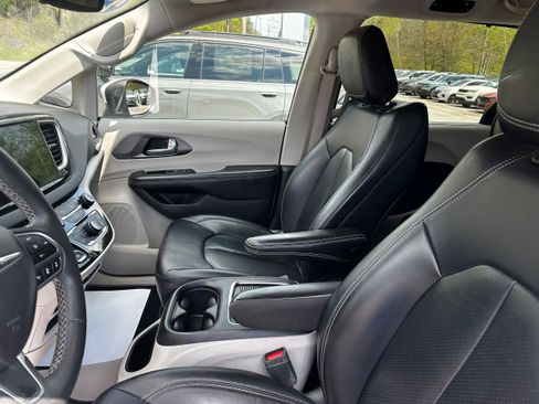 Used 2023 Chrysler Pacifica Touring-L FWD image 25