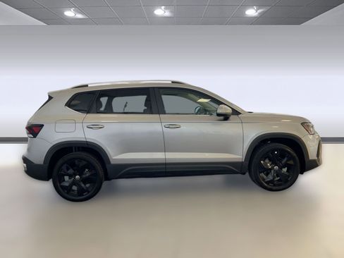 New 2026 Volkswagen Taos SE image 8