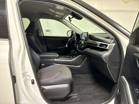 Used 2021 Toyota Highlander LE FWD image 21