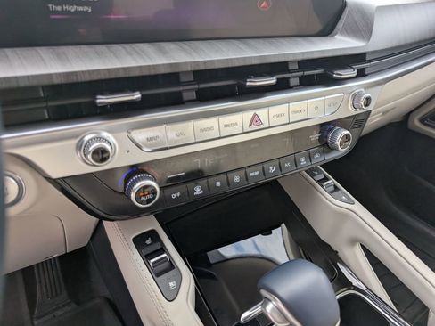 Used 2023 Kia Telluride EX w/ EX Captain's Chair Package image 21