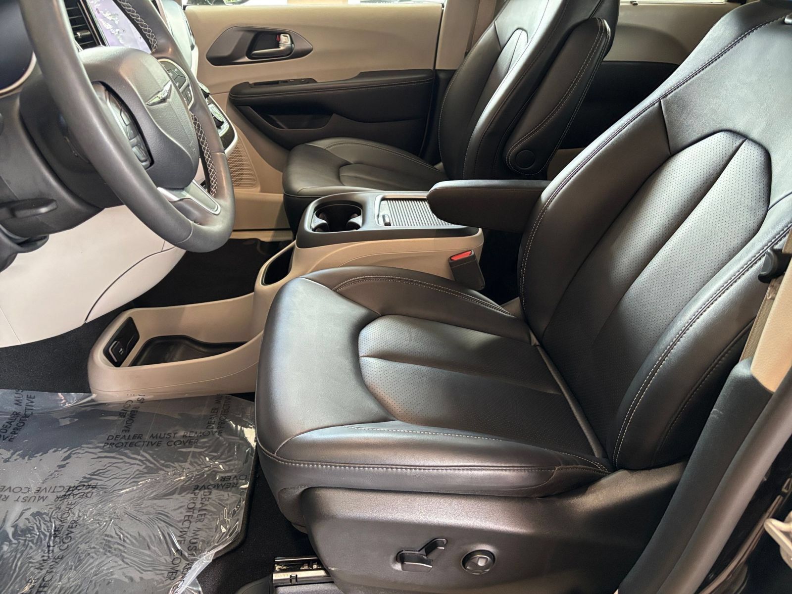Used 2024 Chrysler Pacifica Touring-L FWD image 27