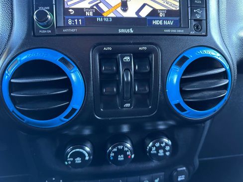 Used 2012 Jeep Wrangler Unlimited Sahara image 34