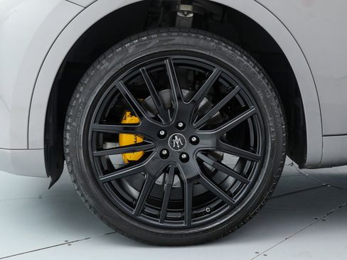 Used 2022 Maserati Levante GT image 19