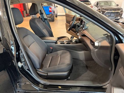 Used 2025 Nissan Altima 2.5 SV FWD image 30