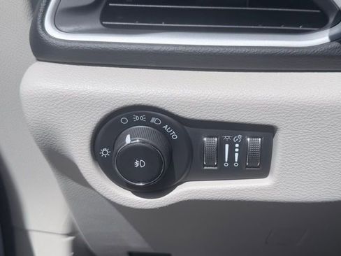 Used 2024 Chrysler Pacifica Touring-L image 21