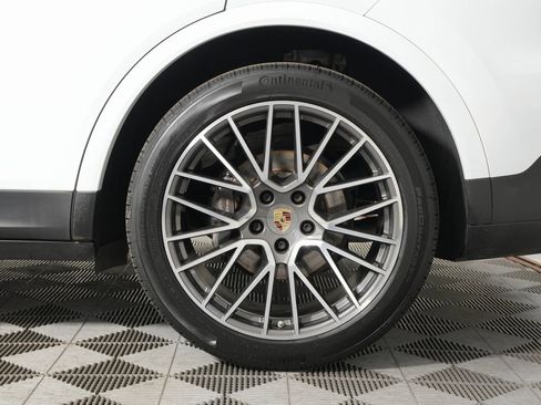 Certified 2022 Porsche Cayenne w/ Premium Package image 40