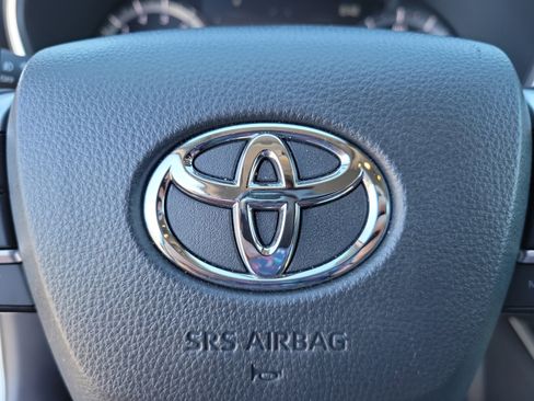 Used 2024 Toyota Highlander XLE FWD image 21