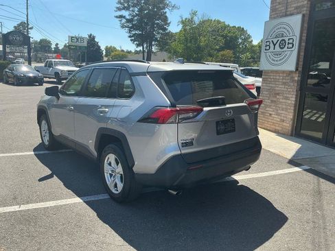 Used 2021 Toyota RAV4 XLE FWD image 3