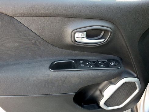 Used 2018 Jeep Renegade Latitude FWD image 10