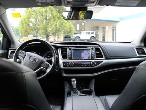 Used 2018 Toyota Highlander XLE AWD/4WD image 4