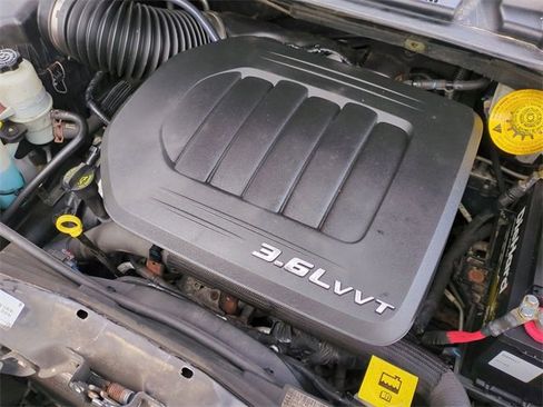 Used 2014 Dodge Grand Caravan SXT image 28