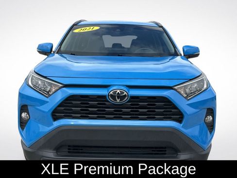 Used 2021 Toyota RAV4 XLE Premium image 3