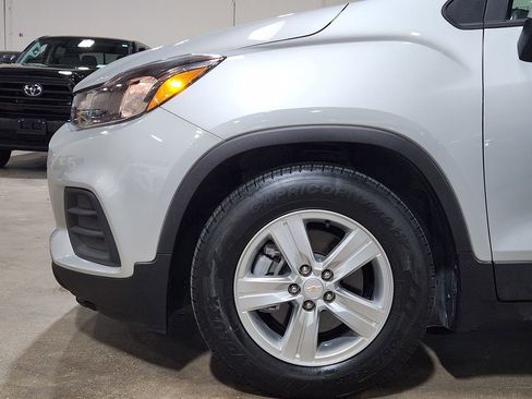 Used 2022 Chevrolet Trax LS w/ Tint and Cruise Package image 5