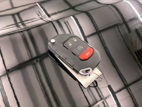 Used 2018 Jeep Wrangler Unlimited Sahara AWD/4WD image 9