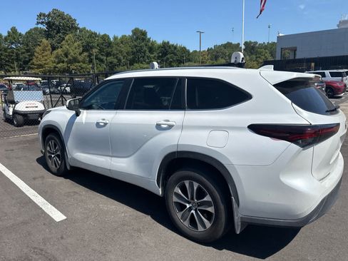 Used 2025 Toyota Highlander XLE AWD/4WD image 4