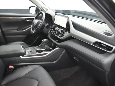 Used 2023 Toyota Highlander Platinum FWD image 39