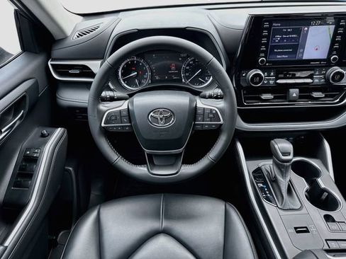 Used 2022 Toyota Highlander XLE FWD image 17