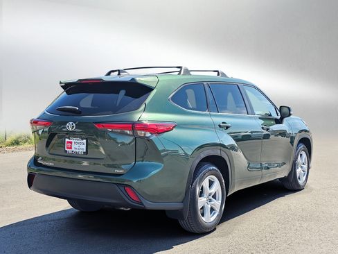 Used 2023 Toyota Highlander L AWD/4WD image 5