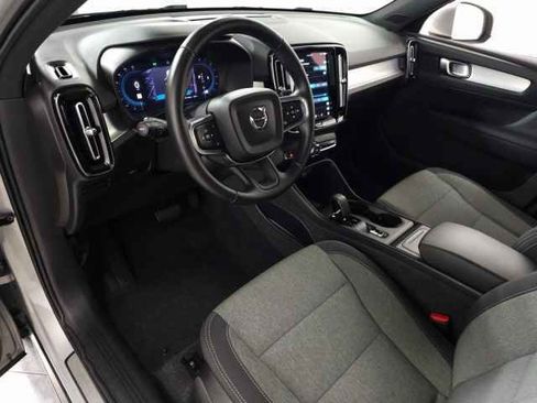 Used 2025 Volvo XC40 B5 Core image 19