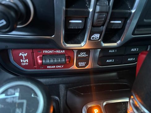 Used 2024 Jeep Wrangler Unlimited Rubicon w/ Dual Top Group AWD/4WD image 15