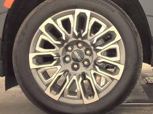 Used 2024 GMC Yukon XL Denali Ultimate AWD/4WD image 5