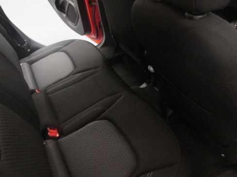 Used 2021 Jeep Renegade Latitude FWD image 24