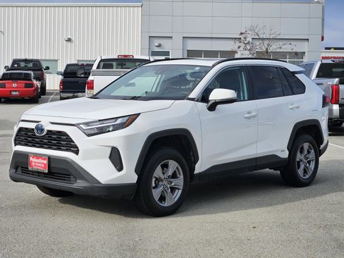 Used 2022 Toyota RAV4 XLE image 3