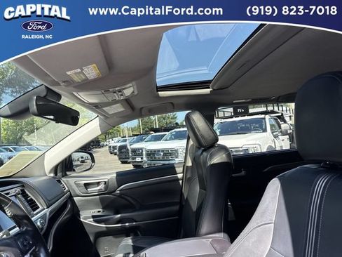 Used 2017 Toyota Highlander SE FWD image 22