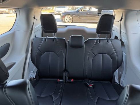 Used 2024 Chrysler Pacifica Touring-L image 25